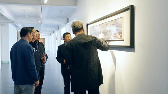 艺术家给来宾讲解自己的创作理念