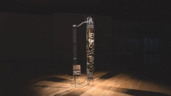 金允哲,《三轴柱 II》,展览现场,Gallery Baton,2017,首尔。©金允哲。图片由艺术家提供。 Yunchul Kim, Installation view of Triaxial Pillars II, Gallery Baton, 2017, Seoul。 ©Yunchtul Kim。 Courtesy of the artist。