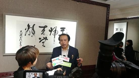 媒体采访北京师范大学教授佟军