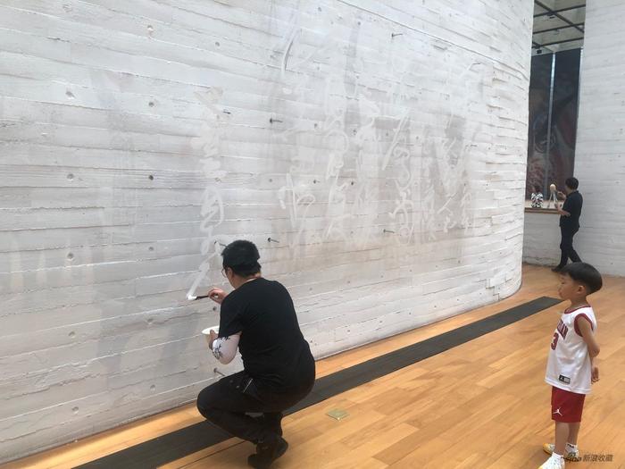 鲁大东《书法》 现场行为表演 纸本、亚克力 2022