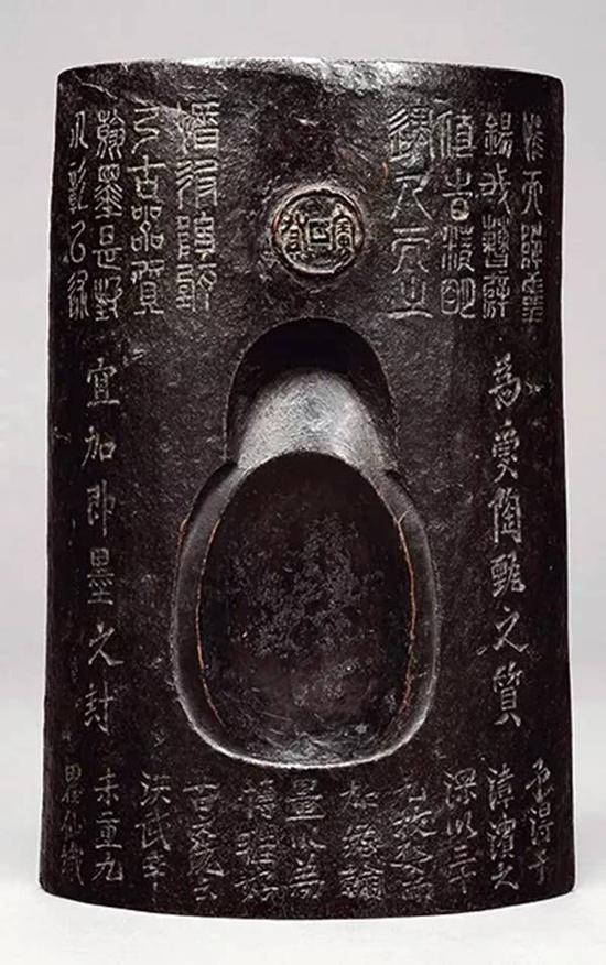 　　参阅：《井上子爵家并某家所藏品入札》，东京美术俱乐部，昭和七年四月，第一三二号，铜雀台瓦砚。