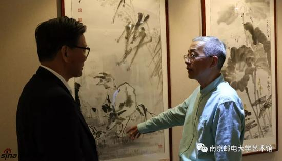 赵钲与参观者交流