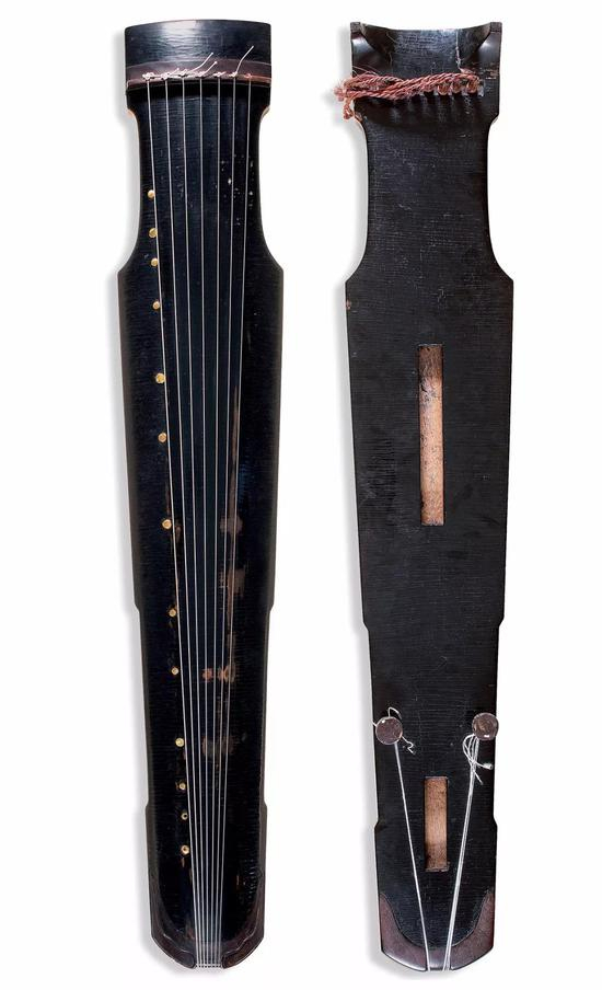 　宋 仲尼式古琴 　通长：123.3 cm 肩宽：21.6 cm 尾宽：14.6 cm 　成交价：RMB 7，820，000