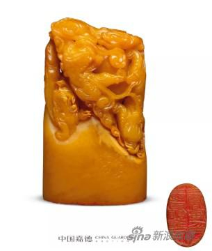 　　吴昌硕刻 寿山田黄石五龙钮印章 　　4×2.5×6.7 cm 　　印文：爱日馆金石书画印。 　　边款：老缶治石。