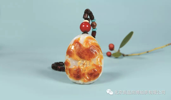 02979吴灶发 新疆和田玉籽料官上加冠把件&nbsp; 规格：6.3×4.9×2.0cm （独籽） 重量：106g&nbsp; RMB：350000-400000