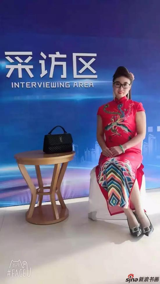 陈鸿雅号孔雀皇后出席国际文化交流现场