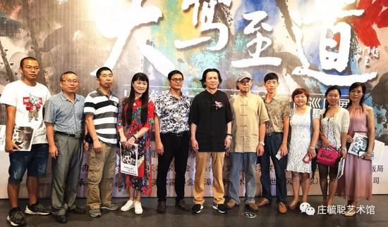 庄毓聪先生与龙海美协会员合影