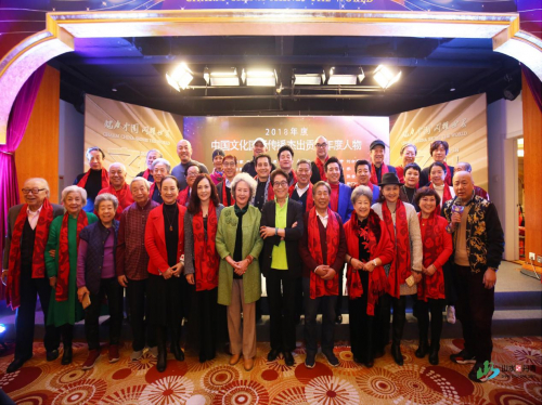 与会艺术家及中国文化国际传播年度人物合影留念