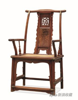 　　明末清初 　　黄花梨夹头榫大画案 　　219.5 × 96 × 81.2 cm 明末清初 　　黄花梨福字纹大四出头官帽椅成对 　　67.5 × 67 × 119.5 cm × 2 （ 座面 ：65 × 51 × 51 cm）