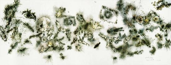 蔡国强《天空中的人，鹰与眼睛》，火药、纸，203x77cm，2004©️泰康收藏TAIKANG COLLECTION