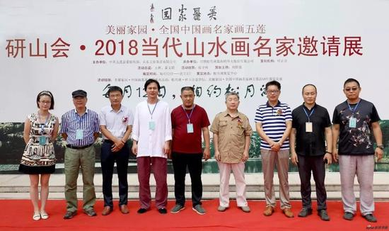 参展画家与出席开幕式的本地领导合影