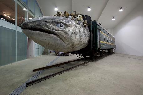 “轨迹”展览现场黄永砅《专列》，2011年3月当代唐人艺术中心重要展览的重要作品，作品被民生现代美术馆收藏