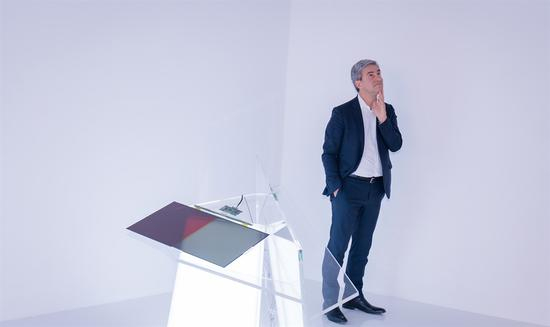 洛杉矶郡立博物馆馆长Michael Govan观看展览中的装置作品