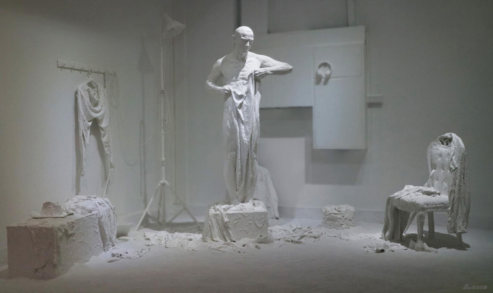 陈明发《外衣》综合材料 人物180×83×42cm，其它可变 指导老师：谢国发