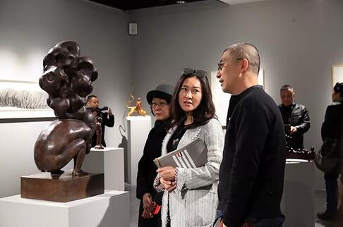 艺术家张勇给两位嘉宾介绍作品