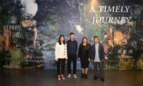 开幕式合影从左至右分别为：龙美术馆馆长王薇、艺术家屠宏涛、策展人芭芭拉·波洛克、艺术家漆澜