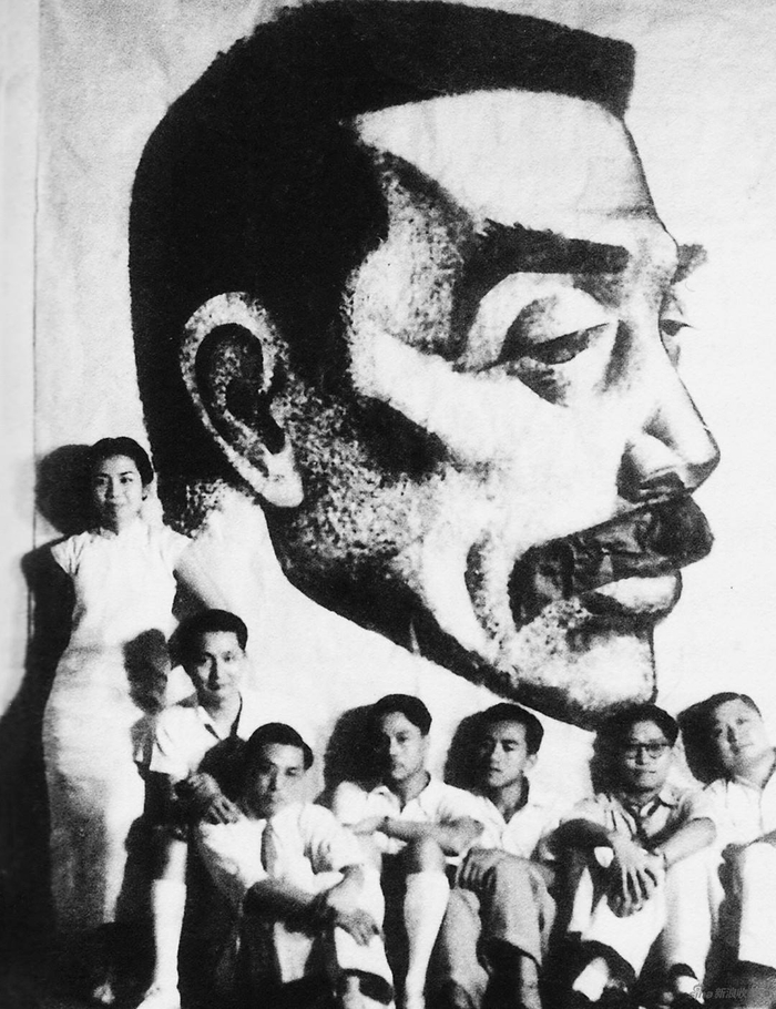 1940年8月，在香港绘制鲁迅像。右起：张光宇、丁聪、谢谢、叶浅予、糜文焕、张正宇、郁风