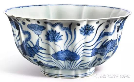 　　明 宣德 景德镇窑 青花鱼藻纹十棱葵口大碗 侧视多图 香港Sotheby‘s 2017春 “鱼豫幽蓝”专场 Lot：101