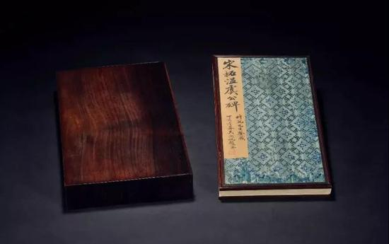 　　翁方纲、吴湖帆 题跋 　唐虞恭公温彦博碑 　宋拓本 　1函1册 纸本 　21×11 cm 　成交价：RMB 2，530，000