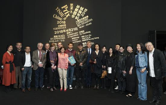 　　从左至右：刘聪，隋建国，黄笃，亨利-克洛德·顾索（Henry-Claude Cousseau），Tony Brown，法国驻华大使及夫人，佳玥（Christine Cayol），欧阳苏龙，展望，Laurent Boillot，姜杰，付晓东，陈哲、方迪，箫岭（Nataline Colonnello），曹丹，胡欣，薛运达。