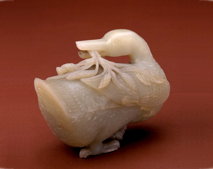 图3 清代 青玉回首鸭