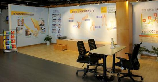 银龄汇在步态分析区引入香港足科矫形有限公司的专业步态分析设备，针对足部进行检查分析评估，定制足科矫形产品，减轻或消除因足部偏歪所引起的不适