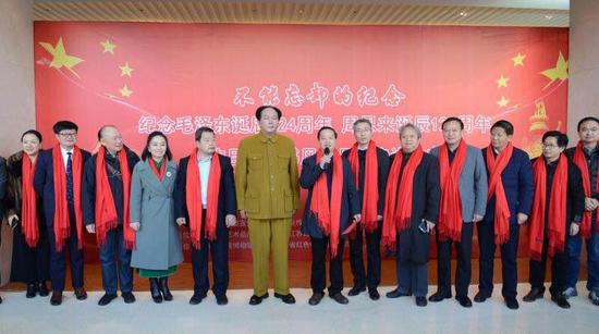 　　江苏民办博物馆协会徐玉芹会长，江苏高级人民法院原院长李信德，江苏红色收藏专业委员会主任，华夏文交所董事长赵玉刚，淮安政协副主席仲波，文联主席张益民，市委宣传部副部长杨静，文广新局副局长袁来，淮安日报社社长王维国等领导嘉宾在开幕式上。