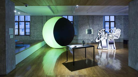 “光源度假村”展厅现场图，上海斯沃琪和平饭店艺术中心