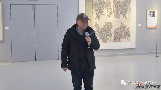 广西艺术学院中国画学院党委书记韦绍知宣布展览开幕