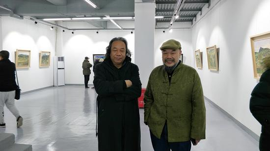 圆明园艺术村长伊灵与艺术家林春岩在现场