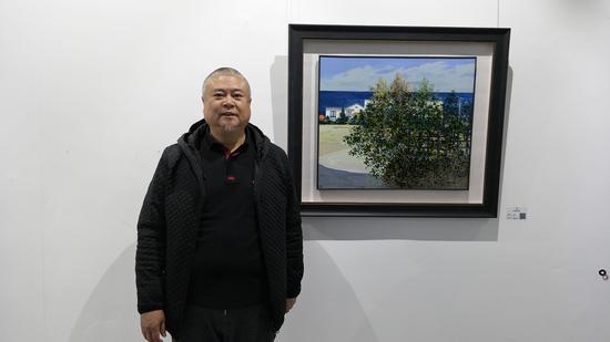 艺术家王文生与作品合影