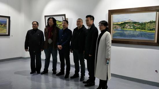 艺术家与嘉宾合影