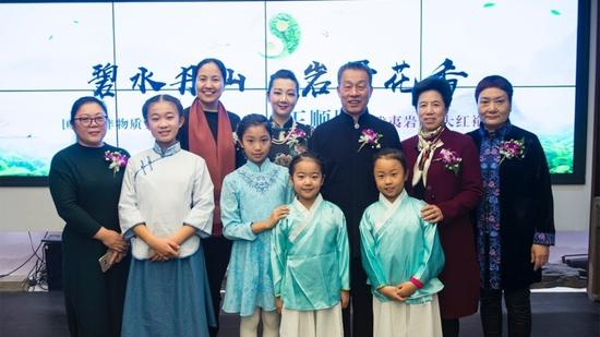 王顺明及嘉宾、永新华韵文化产业有限公司总裁张坤兰与同学们合影