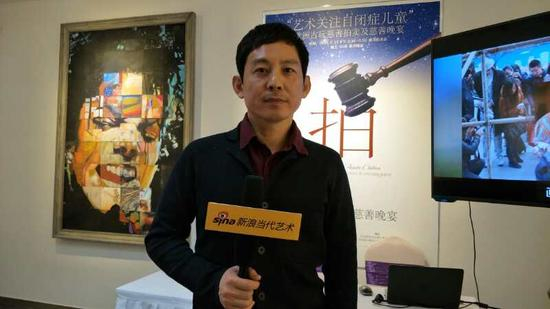 “艺术关爱自闭症儿童”项目公益授课教师马军在现场接受媒体采访