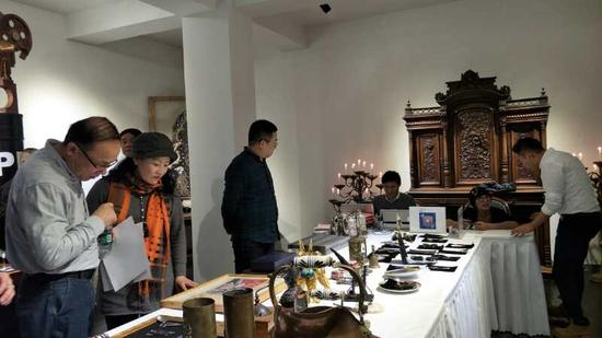 爱心公益慈善人士现场观看拍品标的物