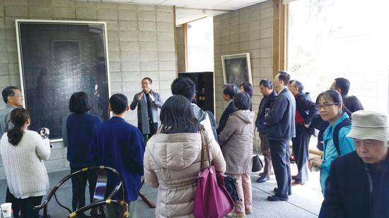 台湾新竹天宝艺术中心的个展开幕上， 张朝晖为当地观众做现场导览 2014