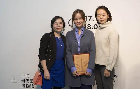 　家庭妇女讨论群（左起：莫万莉、邓圆也、林琳）