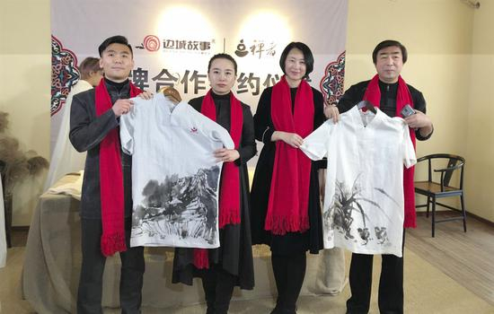 水墨与中工服金饰结合（左二为华夏之星画家韩一，右一为华夏之星画家张召京）