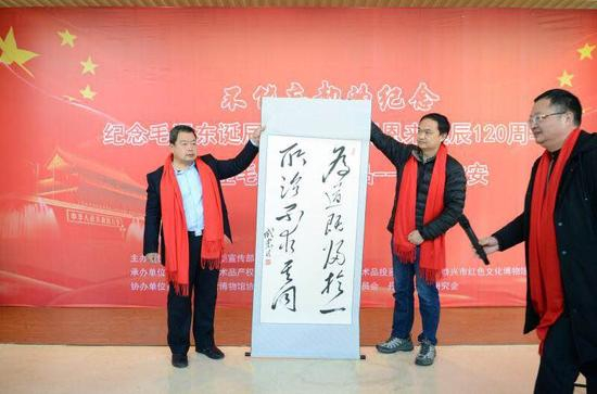 成忠臣向淮阴师范学院美术学院赠送作品。