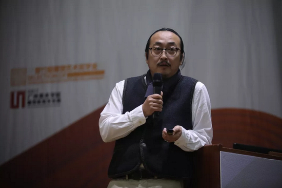 中央美术学院雕塑系副主任张伟作主题发言