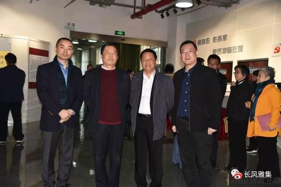 　　浦东新区宣传部副部长、文广局副局长孙毓（右一）、外高桥集团公司副总经理俞勇（左一）、高桥镇党委书记张伟国（右二）、徐建融（左二）
