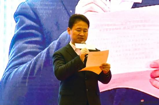 中共上海市普陀区委常委、宣传部部长郝炳权宣读“上海春联大会——戊戌贺春征联比赛”获奖名单。