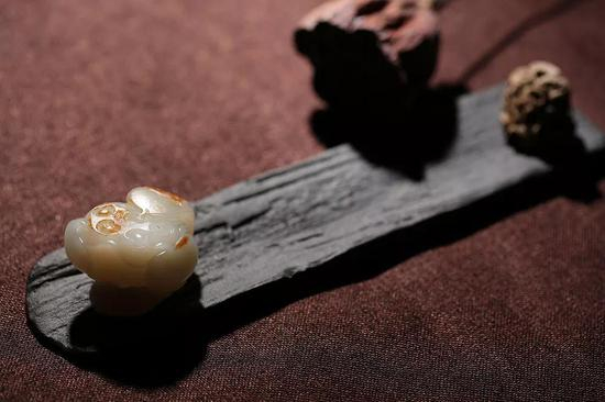 许永刚 和田玉独籽花开莲现把件 　　50*45*31mm 78g 　　款识：允