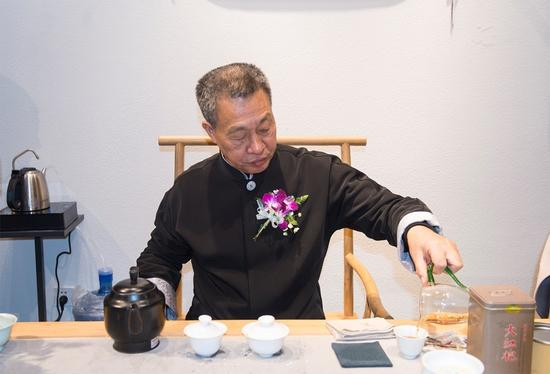 国家级非物质文化遗产武夷岩茶（大红袍）制作技艺传承人王顺明现场泡茶