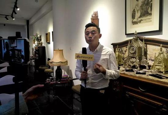 欧古拍卖负责人王玮在现场接受媒体采访