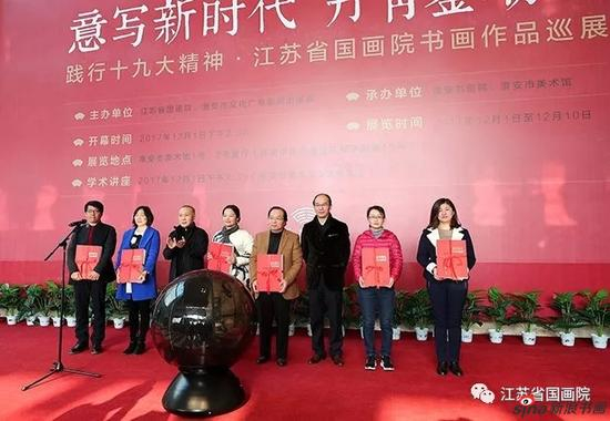 　　江苏省国画院院长周京新，常务副院长、书记刘云为淮安市美术馆、淮安市图书馆、淮阴师范学院艺术学校、淮阴工学院艺术设计学院、淮安市高等职业技术学院、淮阴区三树镇人民政府赠送江苏省国画院精美画册