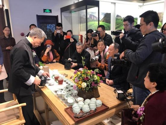 王顺明亲自为大家冲泡香茗