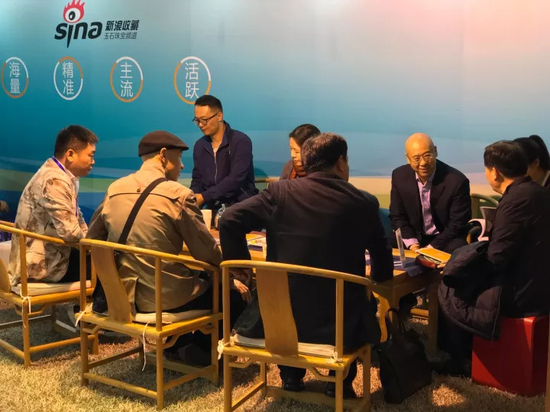 2017北京中国国际珠宝展期间 　　新浪与博观联合展位上高朋满座