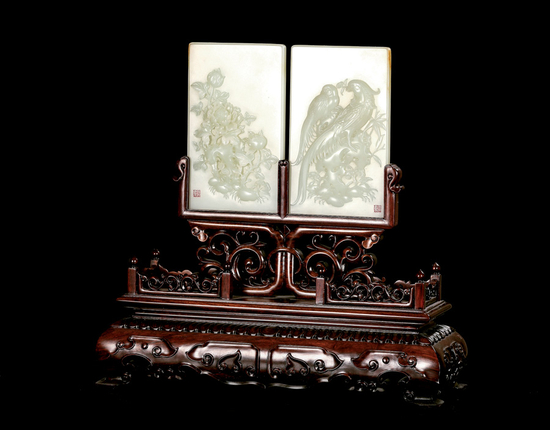 　　02441张焕庆 新疆和田玉籽料锦上添花插牌一对 　规格：13.2×7.7×1.4cm 259g 　13.2×7.7×1.4cm 278g