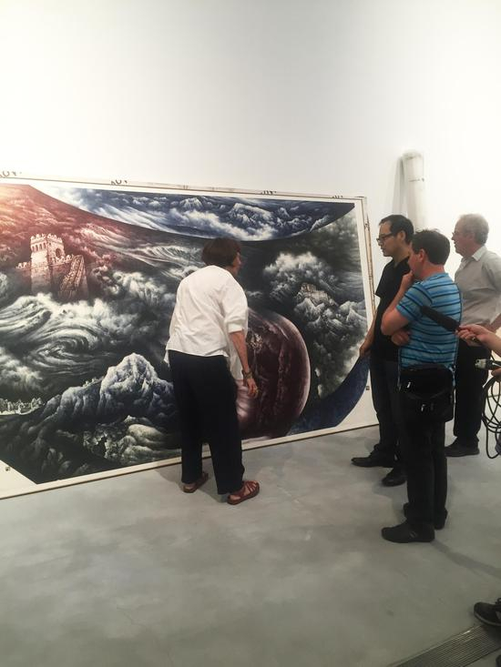 为筹备姬子个展，2016年怀斯曼美术馆馆长琳都·金、策展人托马斯罗斯和馆员克里斯多夫·威廉姆斯来京考察